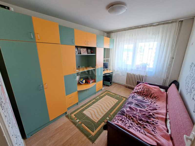 Apartament cu 4 camere, 2 bai, 2 balcoane, 77 mp,  Str. Aurel Vlaicu