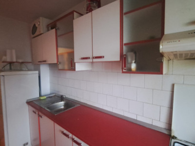 Apartament cu 4 camere, etaj 1, compartimentare decomandată, zonă excelentă